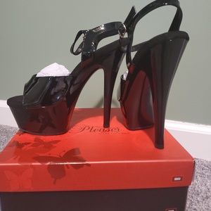 BRAND NEW NEVER USED 7.5 pleaser  platform heels